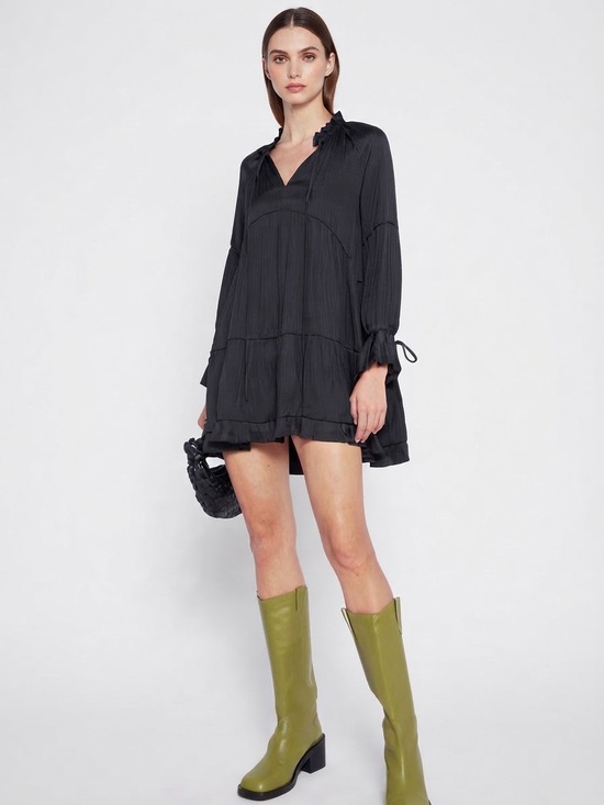 Few Moda Dresses & Skirts - O.P.T/Size Large
Black V-Neck Long-Sleeve Mini Dress Lightweight Ruffle Tunic